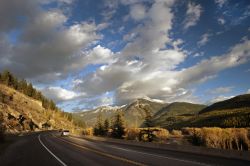 Il tracciato di una strada fra le montagne nei pressi di Fernie, British Columbia, Canada. Questo pittoresco paesino di 4 mila abitanti è situato nel bel mezzo delle Montagne Rocciose ...