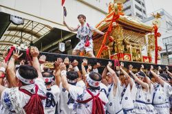 Il tradizionale festival giapponese Tenjin Matsuri a Osaka. Questo evento, che vanta una storia di ben mille anni, si svolge il 24 e 25 luglio di ogni anno e prevede cortei, spettacoli pirotecnici, ...