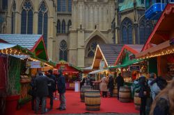Il tradizionale mercatino di Natale di fronte alla cattedrale di Metz, Francia. E' uno dei più visitati di tutto il paese durante il periodo dell'Avvento - © Christopher_Cook ...