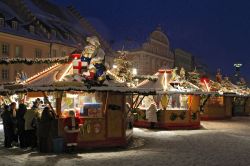 Il tradizionale mercato di Natale a Straubing by night, Baviera, Germania - © footageclips / Shutterstock.com