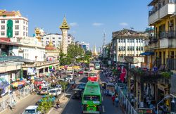 Il traffico caotico nel centro cittadino di  Yangon, Myanmar - © Gimas / Shutterstock.com