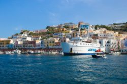 Il traghetto che collega Ponza a Formia, sulla costa del Lazio - © Buffy1982 / Shutterstock.com