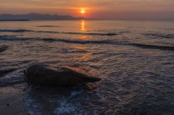 Il tramonto a Balestrate in Sicilia, in lontananza le rocce della Riserva dello Zingaro