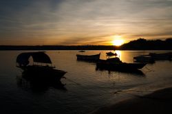 Il tramonto dalla spiaggia di Angera, località di villeggiatura sulla sponda sud-orientale del Lago Maggiore - © gab90 / Shutterstock.com