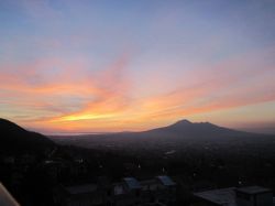 Il tramonto fotografato da Corbara in Campania. Sullo sfondo la sagoma del Vesuvio  - © www.comune.corbara.sa.it/