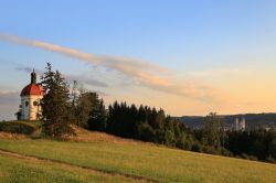 Il tramonto sul villaggio di Ottobeuren in Baviera, Germania
