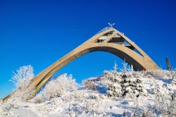 Il trampolino St. Georg per il salto con gi sci a Winterberg, Germania, in inverno. Costruito nel 1959, è alto 22 metri e si trova a un'altitudine di 733 metri.

