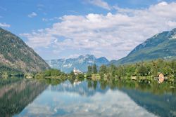 Il tranquillo lago alpino Grundlsee vicino a Bad Aussee in Stiria, alpi austriache