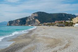 Il tratto di costa tra spiaggia dei Bianchi e Spiaggia dei Neri a Finale Ligure (Liguria).
