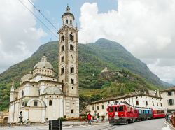 Il trenino rosso Bernina express nel centro di Tirano vicino al Santuario della Madonna