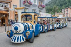 Il trenino turistico che attraversa il centro storico di Moena, Trentino Alto Adige - © MoLarjung / Shutterstock.com