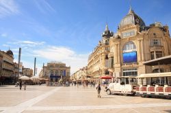 Il trenino turistico di Montpellier in Piazza della Commedia in estate (Francia).

