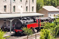 Il trenino turistico nella stazione ferroviaria di Anduze si prepara a partire per Saint-Jean-du-Gard, Francia - © Gilles Paire / Shutterstock.com