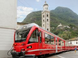 Il treno Bernina express arriva alla staione di Tirano in Lombardia