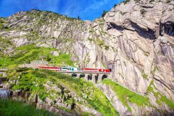 Il treno attraversa la gola di Schöllenen lungo la linea del San Gottardo, tra Goschenen e Andermatt, in Svizzera.
