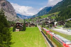 Il treno rosso del Glacier Express collega St-Moritz a Zermatt lungo le valli delle Alpi svizzere. Chi affronta questo tragitto percorre un vero e proprio viaggio nel tempo fra alcuni degli ...