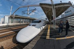 Il treno Shinkansen JR700 nella Stazione JR di Himaji nel Kansai, in Giappone. - © Tooykrub / Shutterstock.com