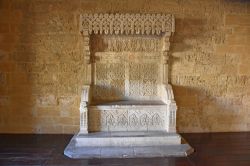 Il trono del re al castello normanno-svevo di Gioia del Colle, provincia di Bari, Puglia. E' stato costruito in pietra nel corso del restauro del 1907 con frammenti scultorei recuperati ...