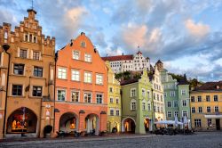 Il variopinto centro storico di Landshut in Baviera, Germania, con il castello di Trausnitz sullo sfondo.
