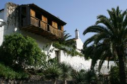 Il vecchio balcone in legno di una casa di Icod de los Vinos, Tenerife, Spagna.



