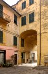 Il vecchio centro di Albenga, Liguria. La città presenta uno dei centri storici meglio conservati della Riviera ligure di Ponente.
