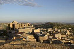 Il Vecchio Duomo e il borgo di Naro in provincia di Agrigento, in Sicilia