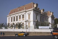 Il vecchio Hotel de Ville a Dakar, Senegal. L'Amministrazione Comunale della capitale del Senegal è ospitata in questo elegante edificio del centro - © Salvador Aznar / Shutterstock.com ...