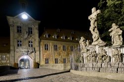 Il vecchio Municipio di Bamberga by night, Germania. Sorge sulle rive del fiume Regnitz.

