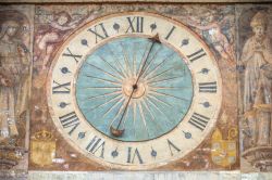 Il vecchio orologio della chiesa di Saint-Remy a Troyes, Francia.
