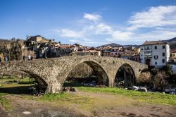 Il vecchio ponte della Cresa sul torrente Verde a Pontremoli, Toscana. Costruito in muratura, risale al XIV° secolo.

