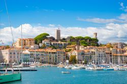 Il vecchio porto di Cannes, Costa Azzurra, Francia. ...