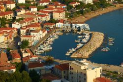 Vecchio porto di Mirina a Lemnos, Grecia - Una bella veduta aerea della città portuale di Mirina, la più grande dell'isola nonchè il capoluogo: le case, tutte ordinate ...