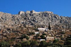 Il vecchio villaggio di Horio sull'isola greca di Chalki, Dodecaneso. Il castello dei Cavalieri sorge sulla collina soprastante.

