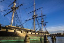 Il veliero Constellation ormeggiato all'Inner Harbor di Baltimora, Maryland, Stati Uniti d'America. Costruito nel 1853 dal cantiere della Marina a Gosport, in Virginia, si presenta con ...