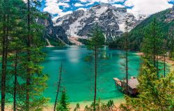 Il verde smeraldo delle acque del Lago di Braies in Alto Adige