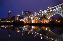 Il Veterans Bridge di Cleveland, Ohio, by night (Stati Uniti d'America). Sullo sfondo, skyline della cittadina fondata nel 1796 presso la foce del fiume Cuyahoga.
