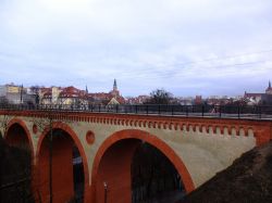 Il viadotto della stazione ferroviaria a Olsztyn, Polonia. Sullo sfondo, una bella veduta della città polacca tagliata in due dal fiume Lyna.


