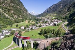 Il viadotto di Brusio in Valposchiavo e il trenino rosso del Bernina in Svizzera - © SimonePolattini / Shutterstock.com