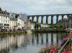 Il viadotto ferroviario di Morlaix, Bretagna, riflesso nelle acque del fiume omonimo (Francia).
