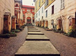 Il vicolo con gradini che porta alla chiesa cattolica di Asti, Piemonte - © Jevgeni Mironov / Shutterstock.com