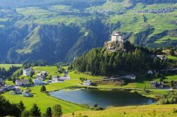 Il villaggiio di Tarasp e il bel castello dell'Engadina, Canton Grigioni (Svizzera)