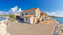 Il villaggio adriatico di Bibinje: veduta panoramica con il mare sullo sfondo, Croazia.

