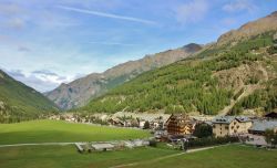 Il villaggio alpino di Cogne, Valle d'Aosta. Questo grazioso Comune di 1400 abitanti è situato al cospetto del massiccio del Gran Paradiso che dà il nome all'omonimo parco ...