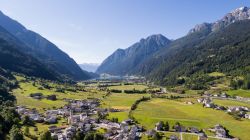 Il villaggio alpino di Poschiavo con il grazioso lago: siamo in Svizzera nella vallata di Poschiavo, delimitata a nord dal Passo del Bernina e a sud dal confine italiano con la città ...