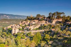 Il villaggio arroccato di Bonnieux in Provenza, ...