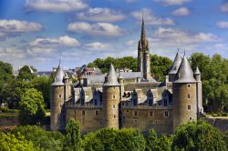 Il villaggio bretone di Josselin e il suo castello in Francia.