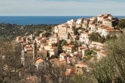 Il villaggio corso di Lumio, regione della Balagna, visto dall'alto (Corsica).
