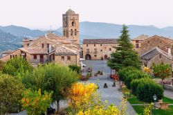 Il villaggio di Ainsa fotografato dall'alto, Pirenei, Spagna. Arroccato su un promontorio alla confluenza dei fiumi Ara e Cinca, il bel centro storico di Ainsa sorge attorno all'antica ...