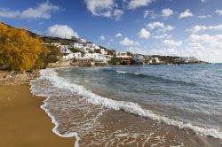 Il villaggio di Alopronia sull'isola greca di Sikinos: il porto dell'isola è adagiato sul mare in maniera accogliente.
