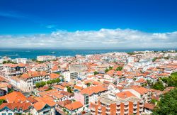 Il villaggio di Arcachon dall'alto con l'oceano Atlantico sullo sfondo, Francia.



